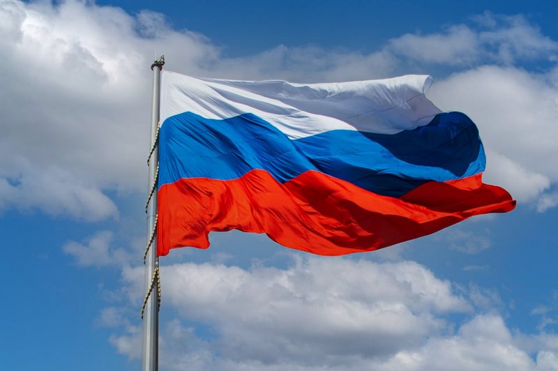 Торжественная церемония поднятия флага России.