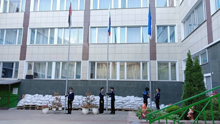 Торжественная церемония поднятия флага России.